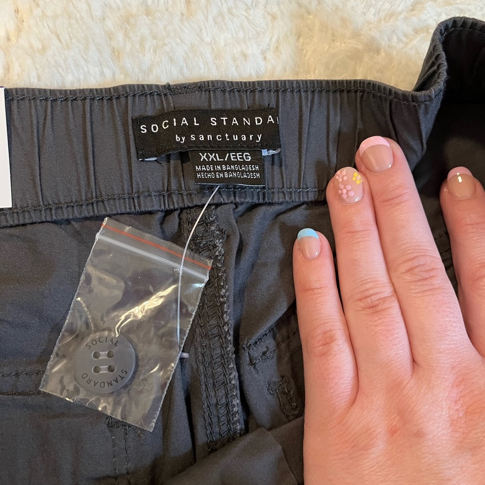 NWT Utility Short with Pockets - Picture 4 of 4